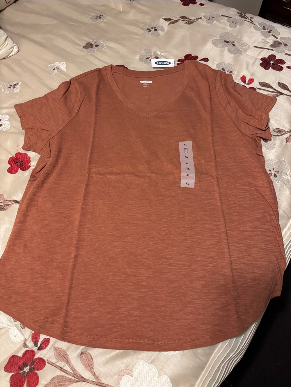 Old Navy Women's Short Sleeve V-Neck Tee in Rust